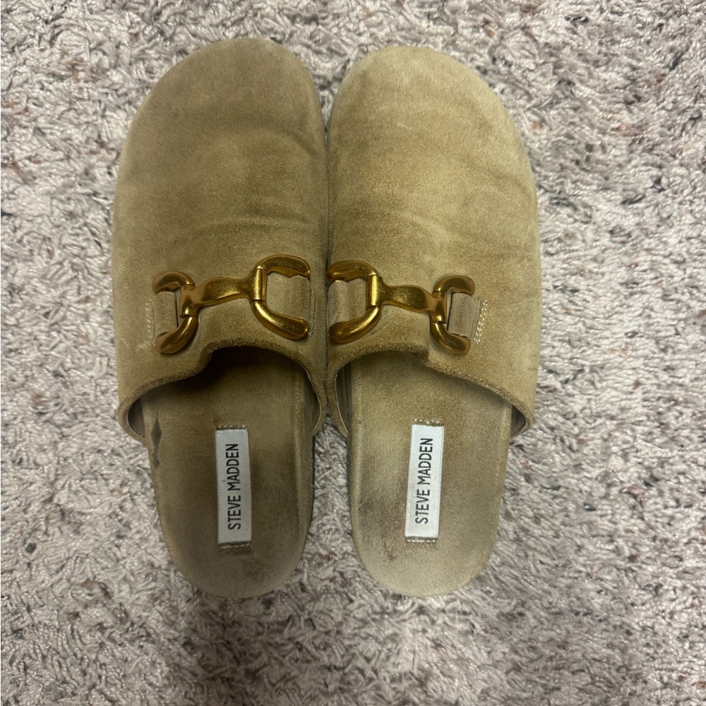 Steve Madden Beige Suede Mules with Gold Accent. Masin clogs